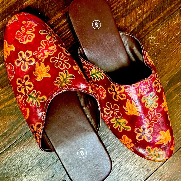 Handmade tooled leather mules from India. Artistic! - Picture 4 of 5